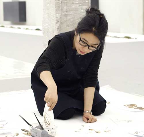 foto ritratto di Chen Li al lavoro alla Fondazione Prada